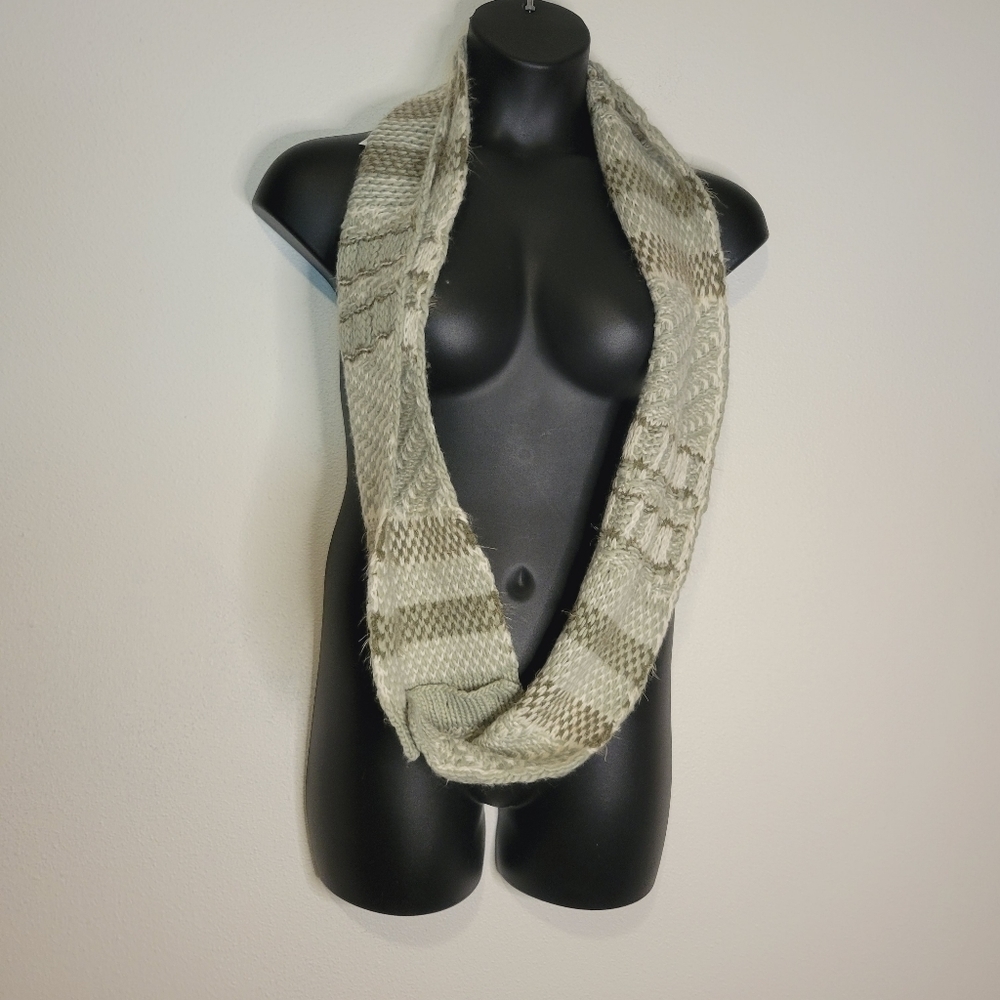 Nwt simply Noelle green/white scarf